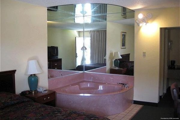 RED CARPET INN AND SUITES MUNCIE (Muncie)
